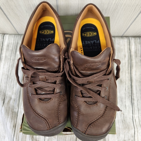 KEEN Women's size 8Leather Low Height Snaeker walking shoe - Picture 8 of 10